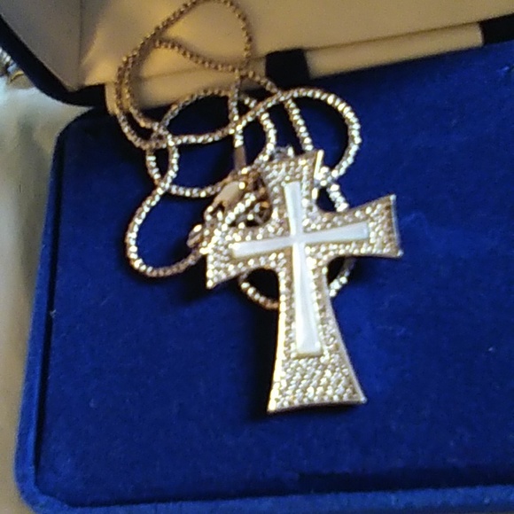 Jacqueline Kennedy's Cross Necklace - Picture 2 of 13